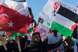 Biểu tình tại Istanbul, phản đối các biện pháp của Israel ở đền thờ Al-Aqsa. (Nguồn: AFP/TTXVN)