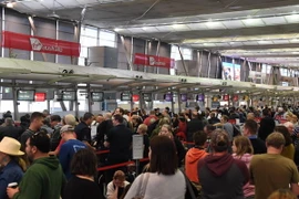 Hành khách xếp hàng chờ đợi kiểm tra an ninh tại sân bay Sydney, Australia. (Nguồn: EPA/TTXVN)