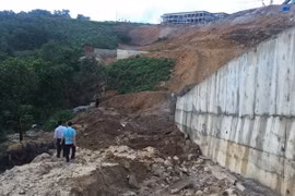 Vị trí đất sạt lở đổ tràn xuống nhà dân. (Ảnh: Trung Nguyên/TTXVN)
