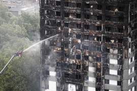 Tòa chung cư Grenfell Tower bị thiêu rụi trong vụ cháy. (Nguồn: AFP/TTXVN)