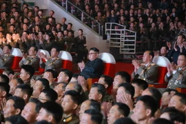 Nhà lãnh đạo Triều Tiên Kim Jong-un (giữa) tại buổi biểu diễn nghệ thuật mừng thành công vụ phóng thử tên lửa đạn đạo liên lục địa (ICBM). (Nguồn: YONHAP/TTXVN)