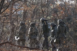 Binh sỹ Hàn Quốc tuần tra gần khu vực Paju, giáp biên giới liên Triều. (Nguồn: AFP/TTXVN)