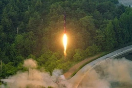Một tên lửa đạn đạo trang bị hệ thống dẫn đường chính xác được phóng thử tại một địa điểm bí mật ở Triều Tiên. (Nguồn: YONHAP/TTXVN)