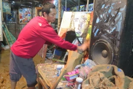 Người dân thôn Cát Cát xã San Sả Hồ huyện Sa Pa tỉnh Lào Cai thu dọn đồ đạc sau khi lũ rút. (Ảnh: Hương Thu/TTXVN)