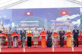 Chủ tịch Quốc hội Việt Nam Nguyễn Thị Kim Ngân, Chủ tịch Quốc hội Lào và các đại biểu hai nước cắt băng khánh thành Khu di tích lịch sử Cách mạng Việt Nam-Lào. (Ảnh: Văn Điệp/TTXVN)