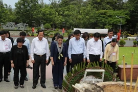 Chủ tịch Quốc hội Nguyễn Thị Kim Ngân đến đặt vòng hoa, dâng hương tưởng niệm các Anh hùng Liệt sỹ tại Nghĩa trang Hàng Dương. (Ảnh: Trọng Đức/TTXVN)