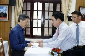 Phó Thủ tướng, Bộ trưởng Ngoại giao Phạm Bình Minh trao quà cho các đại biểu. (Ảnh: Văn Điệp/TTXVN)