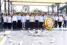 Đoàn đại biểu Đảng ủy Khối các cơ quan Trung ương đến dâng hương viếng các Anh hùng liệt sỹ tại Nghĩa trang liệt sỹ Quốc gia Đường 9. (Ảnh: Văn Điệp/TTXVN)