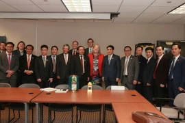 Phó Trợ lý Bộ trưởng Thương mại Diane Farrell chụp ảnh kỷ niệm với Đoàn. (Ảnh: Đoàn Hùng-Thanh Tuấn/Vietnam+)