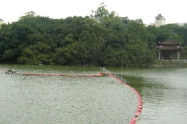 Hút và xử lý bùn lắng đọng tại hồ Hoàn Kiếm. (Ảnh: Bùi Tường/TTXVN)