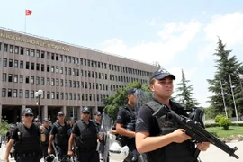 Cảnh sát chống bạo động gác tại Ankara. (Nguồn: AFP/TTXVN)