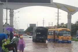 Quốc lộ 2 chạy qua Vĩnh Yên bị ngập nước. (Ảnh: Nguyễn Thảo/TTXVN)