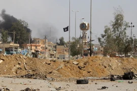 Cờ của IS được treo tại thị trấn Heet thuộc tỉnh Anbar. (Nguồn: AFP/TTXVN)