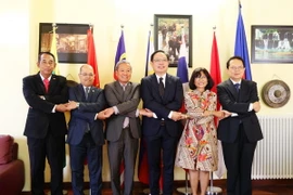 Đại sứ của sáu nước ASEAN tại Italy trong lễ bàn giao vị trí Chủ tịch ACR. (Ảnh: Quang Thanh/Vietnam+)
