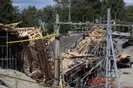 Hiện trường vụ sập cầu ở thị trấn Ludvika. (Nguồn: AFP/TTXVN)