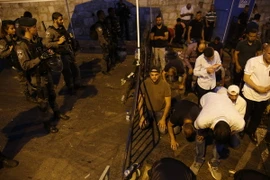 Lực lượng bảo vệ biên giới Israel giải tán các tín đồ Hồi giáo Palestine tại lối vào đền thờ Hồi giáo Al-Aqsa ở Jerusalem. (Nguồn: AFP/TTXVN)