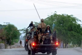 Lực lượng an ninh Pakistan tuần tra tại Jamrud thuộc khu vực Khyber. (Nguồn: EPA/TTXVN)