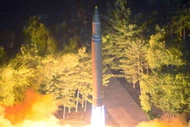 Tên lửa ICBM Hwasong-14 của Triều Tiên được phóng tại một địa điểm bí mật. (Nguồn: EPA/TTXVN)