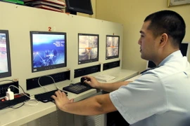 Kiểm tra hành lý bằng hệ thống camera giám sát. (Ảnh: Hoàng Hùng/TTXVN)