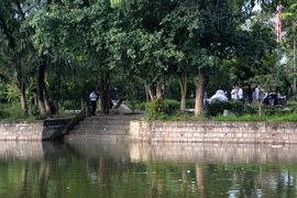 Hồ nước trong khuôn viên đền Hoàng Công Chất. (Ảnh: Văn Dũng/TTXVN)