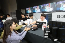 Khách hàng mua điện thoại thông minh Samsung Galaxy S8 và S8 Plus tại Seoul. (Nguồn: AFP/TTXVN)
