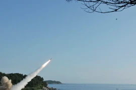 Tên lửa được phóng trong cuộc tập trận chung Mỹ-Hàn ở bờ biển phía Đông Hàn Quốc. (Nguồn: EPA/TTXVN)