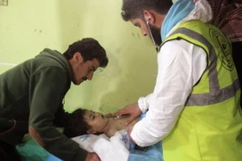 Trẻ em được điều trị tại một bệnh viện ở Khan Sheikhun, tỉnh Idlib sau khi có những dấu hiệu nghi phơi nhiễm chất độc sarin. (Nguồn: AFP/TTXVN)