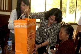 Phó Chủ tịch nước Đặng Thị Ngọc Thịnh tặng quà các đối tượng chính sách tỉnh Long An. (Ảnh: Trường Giang/TTXVN)