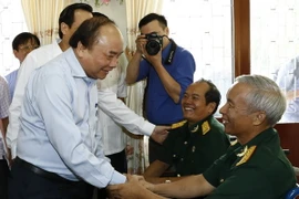 Thủ tướng Nguyễn Xuân Phúc đến thăm và tặng quà tại Trung tâm điều dưỡng Thương binh Long Đất. (Ảnh: Thống Nhất/TTXVN)