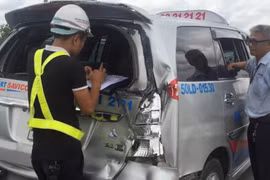 TP.HCM: Đâm liên hoàn trên đường dẫn cao tốc, giao thông kẹt cứng