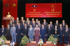 Chủ tịch Quốc hội Nguyễn Thị Kim Ngân và Chủ tịch Quốc hội Lào Pany Yathotou với các đại biểu. (Ảnh: Văn Điệp/TTXVN)