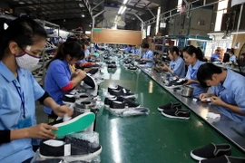 Sản xuất giày xuất khẩu. (Ảnh: Trần Việt/TTXVN)