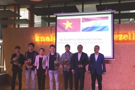 Các Đại sứ tặng hoa cho đại diện các đội. (Ảnh: Hồng Hạnh/Vietnam+)