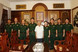 Thượng tướng Lương Cường thăm, tặng quà Thượng tướng Lê Khả Phiêu. (Ảnh: Hồng Pha/TTXVN)