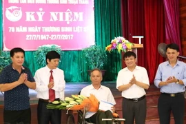 Ông Đinh Đăng Quang, Phó Tổng Giám đốc Thông tấn xã Việt Nam (thứ 2 từ phải) tặng quà Trung tâm điều dưỡng thương binh Thuận Thành, Bắc Ninh. (Ảnh: Thanh Thương/TTXVN)