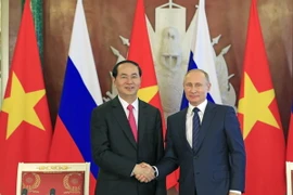 Chủ tịch nước Trần Đại Quang và Tổng thống Liên bang Nga Vladimir Putin bắt tay sau Lễ ký các văn kiện hợp tác giữa hai nước. (Ảnh: Nhan Sáng/TTXVN)