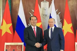 Chủ tịch nước Trần Đại Quang và Tổng thống Liên bang Nga Vladimir Putin bắt tay sau Lễ ký các văn kiện hợp tác giữa hai nước. (Ảnh: Nhan Sáng/TTXVN)