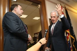 Chủ tịch Ủy ban Đối ngoại Thượng viện Mỹ Bob Corker (phải) phát biểu với báo giới trước một cuộc họp ở thủ đô Washington. (Nguồn: AFP/TTXVN)