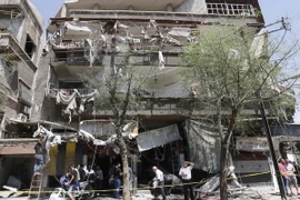 Cảnh hư hại tại hiện trường vụ đánh bom xe ở quảng trường Tahrir, Syria. (Nguồn: AFP/TTXVN)