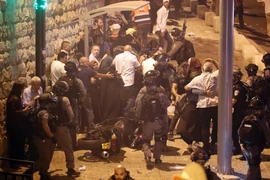 Lực lượng bảo vệ biên giới Israel giải tán các tín đồ Hồi giáo Palestine tại lối vào đền thờ Hồi giáo Al-Aqsa ở Jerusalem. (Nguồn: AFP/TTXVN)