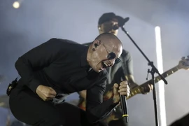 Ca sỹ Chester Bennington biểu diễn tại Madrid, Tây Ban Nha. (Nguồn: EPA/TTXVN)