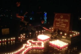 Thanh niên TTXVN thắp nến tri ân các Anh hùng, Liệt sỹ. (Nguồn: TTXVN)