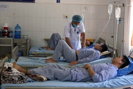 Bác sỹ Bệnh viện Đa khoa tỉnh Sơn La thăm khám và điều trị cho các bệnh nhân bị ngộ độc do ăn nấm. (Ảnh: Diệp Anh/TTXVN)