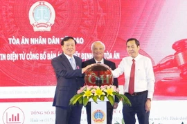 Các đại biểu tại lễ khai trương. (Ảnh: Doãn Tấn/TTXVN)