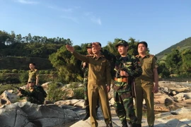 Một buổi tuần tra biên giới của lực lượng biên phòng hai nước Việt Nam-Lào. (Ảnh: Lê Hữu Quyết/TTXVN)