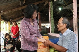 Phó Chủ tịch nước Đặng Thị Ngọc Thịnh thăm, tặng quà ông Nguyễn Văn Ước (từng bị địch bắt tù đày từ năm 1959-1975). (Ảnh: Tiến Lực/TTXVN)