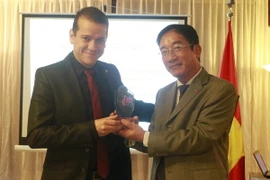 Đại sứ Việt Nam tại Brasil Đỗ Bá Khoa trao giải thưởng cho ông William Gsiant. (Nguồn: TTXVN)