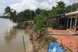 Một điểm sạt lở đe dọa đếm tính mạng và tài sản một số hộ dân ở xã Mỹ Đức Đông, huyện Cái Bè. (Ảnh: Nam Thái/TTXVN)