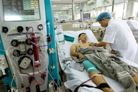 Bệnh viện Bạch Mai cấp cứu điều trị cho bệnh nhân trong sự cố y khoa khi đang chạy thận nhân tạo tại Bệnh viện đa khoa tỉnh Hòa Bình. (Ảnh: Dương Ngọc/TTXVN)
