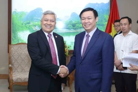 Phó Thủ tướng Vương Đình Huệ tiếp Đại sứ Indonesia tại Việt Nam Ibnu Hadi. (Ảnh: Phương Hoa/TTXVN)